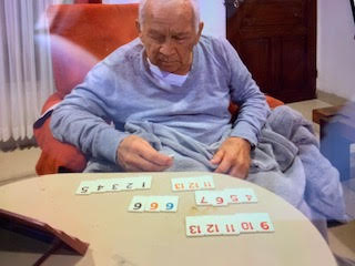 Don Jorge Efraín jugando Rummy.