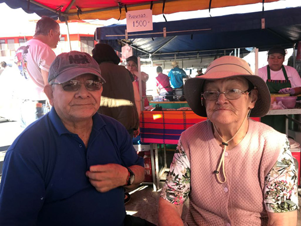 "Año 2017. En el puesto de pupusas de nuestro entrañable amigo salvadoreño Luis Felipe Vaquerano, en la feria del agricultor de Tibás". Ángela Ávalos.