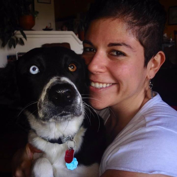 Elisa es defensora del bienestar animal. Ama a los perros. 