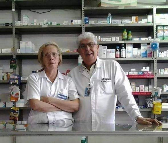 Hizo equipo con su esposo en las distintas farmacias